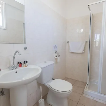 Moderne Ferienvilla Fuer 11 Personen * Paralimni